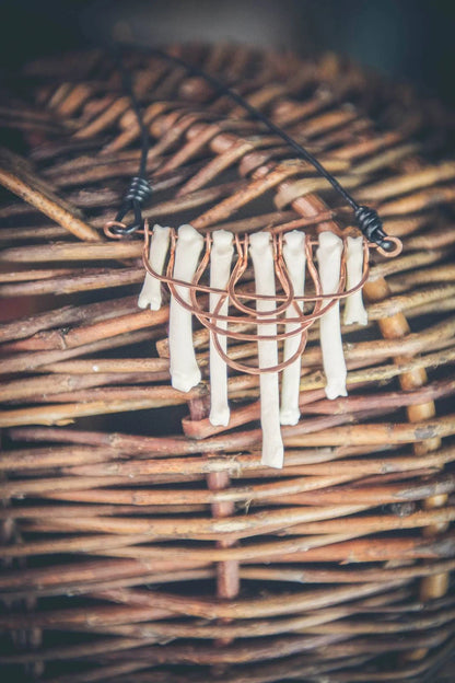 Bones - Anhänger mit Lederband Kette Knochen Gothic WGT Knochenschmuck